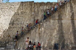 Lissabon - Innere Burgmauer : Lissabon, Touristen auf der inneren Burgmauer des Castelo Sao Jorge, aufgenommen 2006