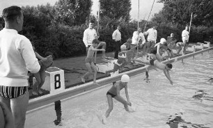 Schwimmunterricht für Kinder und Jugendliche im Turmbergbad, veranstaltet von der Ortsgruppe Durlach der DLRG.