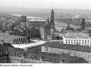 Dresden-Altstadt. Blick vom Rathausturm gegen Schloss, Hofkirche und Elbe