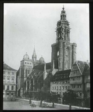 Kilianskirche vor der Restauration, im Vordergrund Marktplatz