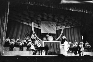 Scala: Otto Stenzel mit seinem Orchester