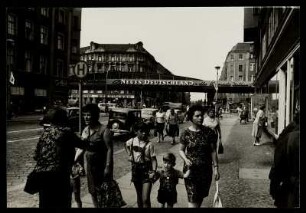 Straßenszene mit Blick auf die U-Bahn-Brücke an der Haltestelle Eberswalder Straße, Schönhauser Allee, Prenzlauer Berg, Berlin
