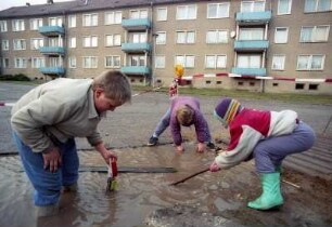 Kinder spielen in einer tiefen Pfütze, Friedensstraße Marienborn
