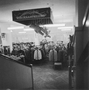 Dresden-Pieschen, Oschatzer Straße 15. Konsum-Kaufhaus "kontakt". Kinderabteilung