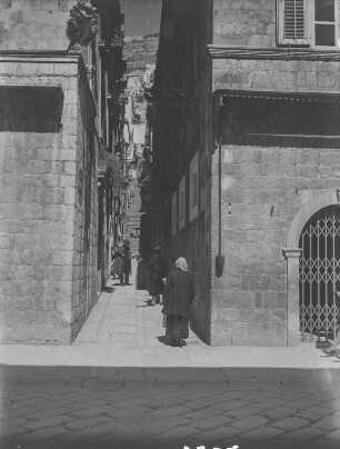 Gasse : Enge Gasse führt zu einer steilen Treppe