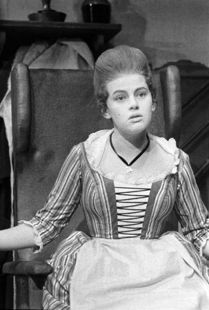 Szenenbilder aus "Die Mitschuldigen", Lustspiel von Johann Wolfgang von Goethe. Kammerspiele (Deutsches Theater) Berlin, Oktober 1961