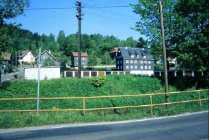 südlicher Ortsteil, große Garagenanlage, davor großer Platz