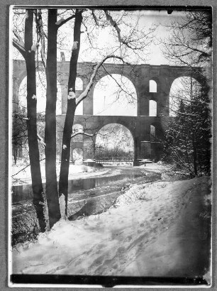 Winter an der Elstertalbrücke : Jocketa. Elstertalbrücke. Massive Bogenbrücke mit 2 Etagen. Überführt die Eisenbahnstrecke Reichenbach-Plauen über die Weiße Elster. Teilansicht aus dem Elstertal (Winteraufnahme)