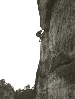Sächsische Schweiz. Rathener Felsgebiet, Großer Wehlturm. Seilschaft Karlheinz Gonda am Renger-(Nordwest-,FKV-) Weg. (VIIc)