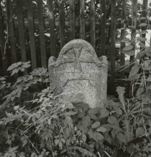 Grabstein eines Unbekannten : Grabstein eines Unbekannten. Granit. Werda, Friedhof