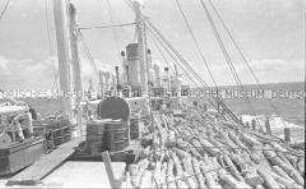 Selbstversenkung des Hochseepassagierdampfers "Columbus" am 19. Dezember 1939, Heimfahrt der älteren Besatzungsangehörigen (54-60 Jahre) vom Internierungslager auf Angel Island, Kalifornien, auf dem italienischen Dampfer "Fella", mit Holzstämmen voll beladenes Vorderdeck
