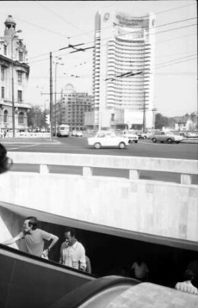 Bukarest: Hotel Intrcontinental vom Boulevard Nicolai Balcescu, Vordergrund Rolltreppe