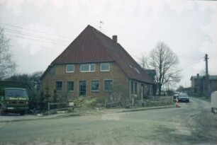 Horst 3: traufständiges Bauernhaus: Giebelseite Wohntrakt: Traufseite mit Eingangstür: vorne Lübecker Straße