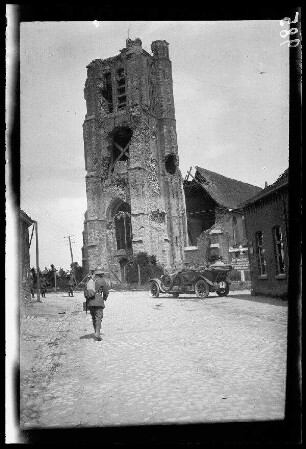 Becelaere (=Beselare, Belgien): "zerstörte Kirche", davor auf einer gepflasterten Straße ein Personenkraftwagen mit offenem Verdeck