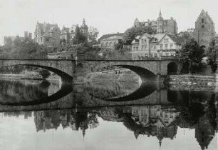 Saalfeld, Straßenbrücke : Saalfeld. Straßenbrücke (über die Saale). Blick vom rechten Saaleufer nach Südwesten gegen die Altstadt mit Burgruine Hoher Schwarm und Saaltor nach Südwesten.