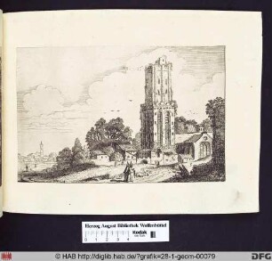 Zerfallener Kirchturm, von Häusern umgeben