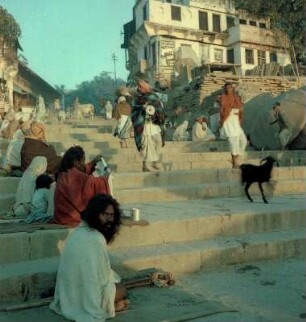 Treppenanlage mit Passanten und seitlich sitzenden Bettlern : Varanasi (Indien). Treppenanlage mit Passanten und seitlich sitzenden Bettlern