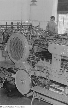 Arbeiter an einer Schnellpresse