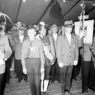 Schützenfest, 10-jähriges Jubiläum: Veranstalter Schützenverein Reinfeld und Umgebung von 1954 e.V.: zugleich Pokalschießen des Kreisschützenverbands Stormarn: Festplatz an der Ahrensböker Straße, im Festzelt: geehrte Jungschützen: dahinter Tiroler Schütze der Schützenkompanie Wilten (bei Innsbruck), Schützen: rechts Standarte, 5. September 1964