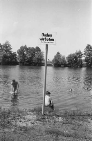 Badebetrieb an den Karlsruher Baggerseen der Rheinebene.
