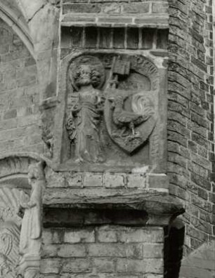 Relief mit Petrus und Wappen