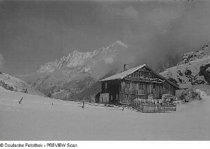 Ötztaler Alpen. Gebäude in einem Tal, der Auerhof