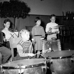Heidenrod-Mappershain (Rheingau-Taunus-Kreis). Schule. Schüler beim Musizieren