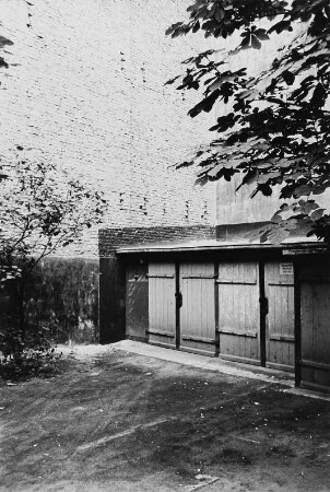 Garagen in einem Hinterhof