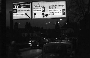 Freiburg: Leuchtende Vorrichtungsschilder, Brücke in der Kronenstraße