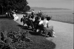 Überlingen: Bank an der Seepromenade