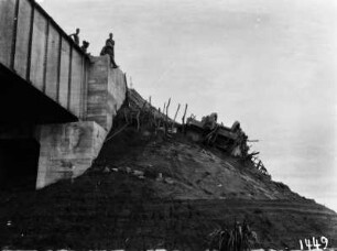 Umgestürzte Zugwagen : Umgestürzte Zugwagen an einer Brücke.