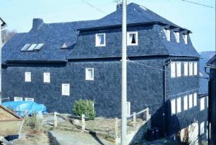 großes verschiefertes Haus mit Mansarddach; Wirtschaftsanbau