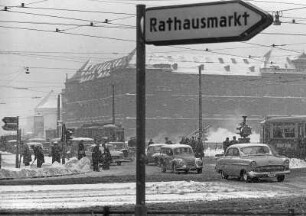 Hamburg-St. Georg. Der Steintordamm im Winter 1959. Schnee wird beräumt