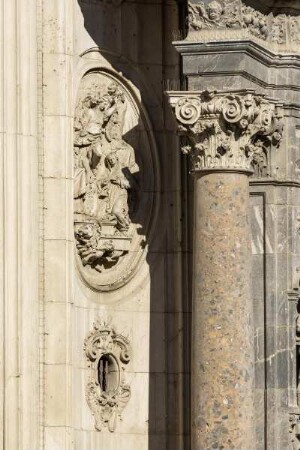 Westfassade — Medaillons mit Reliefdarstellungen aus dem Leben Mariens — Verkündigung