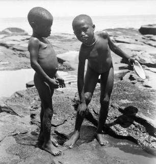 Am Strand des Mbini : Kinder am Strand des Mbini kurz vor der Mündung in den Atlantik.