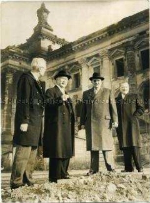 Bundespräsident Heuss besichtigt die Ruine des Reichstages