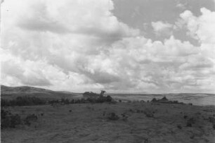Blick über ein Hochplateau : Blick über ein Hochplateau im Somali-Hochland in Richtung eines Dorfes