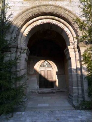 St. Salvator - romanisches Hauptportal im Westen mit Gewände und Profilierung
