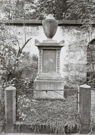 Grabmalsanlage der Familien von Stiefel und von Nostitz : Grabmalsanlage der Familien von Stiefel und von Nostitz. Sandstein (ab 1868). Denkmal ehelicher Liebe. Dresden, Eliasfriedhof, Güntzplatz (Schwibbogen Nummer 49)