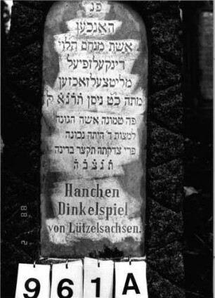 Grabstein 961 (Index: 99802662) Material: Marmorplatte in Granit Zustand: gut Maße HxBxT: 133x47x25 cm Beschreibung: Stele mit Flachbogenabschluß, Inschriftenplatte Besonderheit: Endreim: Grabstein 961A