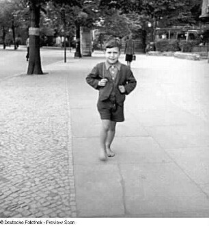 Klaus Eschen, der Sohn des Fotografen Fritz Eschen als Kind auf einer Berliner Straße