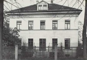 Dresden-Neustadt, Antonstraße 8. Villa (um 1825; G. F. Thormeyer ?). Straßenfront mit Einfriedung