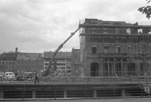 Abbruch des viergeschossigen Lang´schen Hauses Ecke Schlossplatz und Kreuzstraße im Zusammenhang mit der Überbauung des Karrees Schlossplatz/Zirkel und Kreuzstraße/Adlerstraße