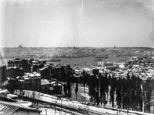 Goldenes Horn : Blick über das Goldene Horn vom Dach eines Hotels.