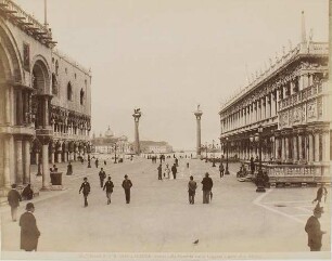 Blick auf die Piazza San Marco mit Loggetta und einem Teil der Basilika, Venedig
