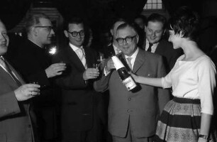 Freiburg: Aula im Rathaus, Mädchen gießt Wein ein