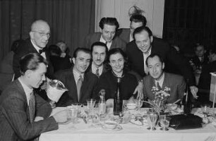 Eine Gruppe Herrn am Tisch mit einer Dame, Gruppenbild
