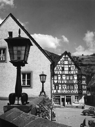 Annweiler am Trifels, Am Markt. Wohnhäuser und Straßenlaternen