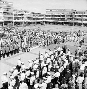 Schützen- und Volksfest: Veranstalter Heimatring und Ahrensburger Schützengilde: Umzug: Straße Reeshoop [später Manfred-Samusch-Straße]: Rathausvorplatz und Rathausplatz: Aufmarsch der Vereine: vorne Blaskapelle: Zuschauer, 22. August 1976
