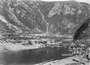 Flusslauf : Gebäude an einem Flusslauf.